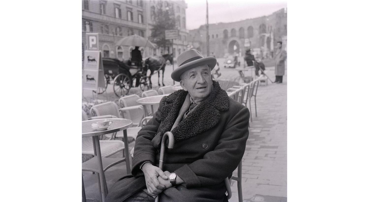 Vincenzo Cardarelli nel 1957 a Roma, fotografato da Paolo Monti.