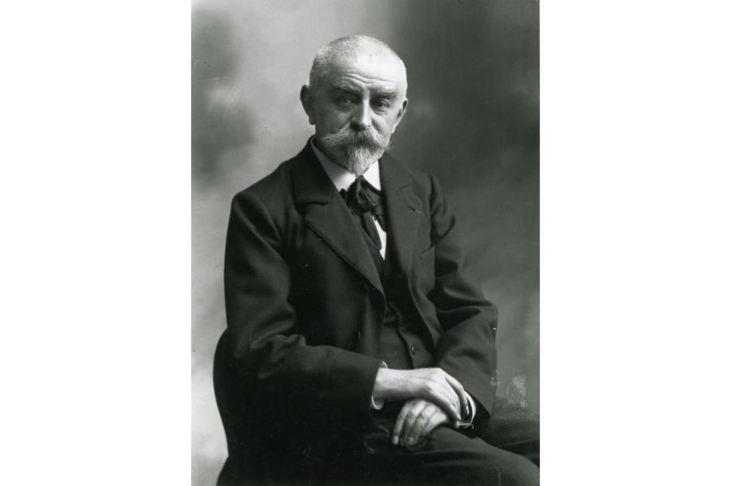 Joris-Karl Huysmans in una fotografia di Frédéric Boissonnas e André Taponier, 1904. 